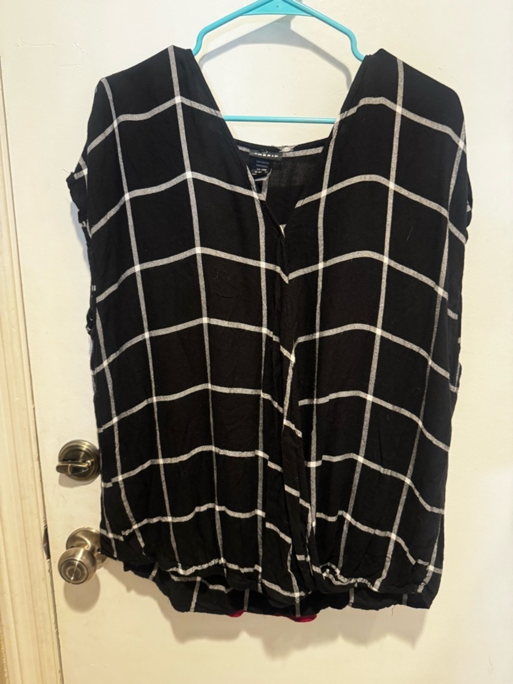Torrid sleeveless Black Windowpane V-Neck Women's Top size 2